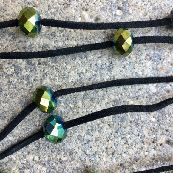 Set of hexagon shaped green beads on leather necklace and earrings. - Picture 3 of 7